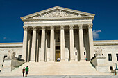 Touristen besuchen das Gebäude des Obersten Gerichtshofs der Vereinigten Staaten, Washington, District of Columbia, Vereinigte Staaten von Amerika