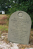 Ein Grabstein mit Epitaph und Reliefskulptur einer Muschel,Provincetown,Cape Cod,Massachusetts.