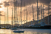 Yachten und Segelboote im Hafen bei Sonnenuntergang, Falmouth, Antigua, Antigua und Barbuda