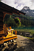 Blick auf die Rocky Mountains und den Lake O'Hara von einer Lodge im Yoho National Park, BC, Kanada, British Columbia, Kanada