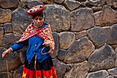 Dorfbewohnerin in traditioneller Kleidung,Ollantaytambo,Peru