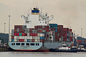 Frachter bewegt sich schwer beladen durch den Panamakanal,Panama