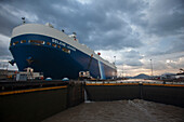 Großes Frachtschiff im Panamakanal, Panama