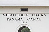 Schild für die Miraflores-Schleusen am Panamakanal, Panama