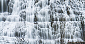 Tourist besucht Dynjandi-Wasserfall, auch Fjallfoss genannt, in den Westfjorden, Island, Island