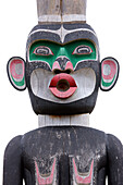 Totempfahl im U'Mista-Kulturzentrum des Kwakwaka'wakw-Volkes, Alert Bay auf Cormorant Island, Queen Charlotte Strait, BC, Kanada, British Columbia, Kanada