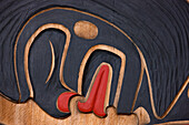 Nahaufnahme eines Totempfahls im U'Mista-Kulturzentrum des Kwakwaka'wakw-Volkes, Alert Bay auf Cormorant Island, Queen Charlotte Strait, BC, Kanada, British Columbia, Kanada