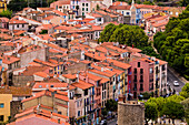 Bunte Gebäude und Dächer in der Stadt Collioure, Frankreich, Collioure, Pyrenees Orientales, Frankreich