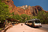Shuttle-Bus im Zion-Nationalpark,Utah,USA,Utah,Vereinigte Staaten von Amerika