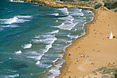 Luftaufnahme eines Strandes mit Sonnenanbetern, Insel Gozo, Republik Malta