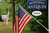 Amerikanische Flagge hängt an einem Antiquitätengeschäft, Cape Cod, Massachusetts, Vereinigte Staaten von Amerika