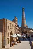 Einkaufsstraße und islamisches Khoja-Minarett in Itchan Kala, Chiwa, Usbekistan, Chiwa, Usbekistan