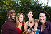 Gruppenporträt von Menschen auf einer Party