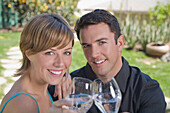 Porträt eines Paares, das Sprudelwasser trinkt