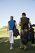 Paar beim Spazierengehen auf dem Golfplatz