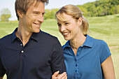 Porträt eines Paares auf dem Golfplatz