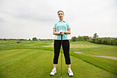 Porträt einer Frau auf dem Golfplatz stehend