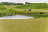 Pärchen beim Golfspielen