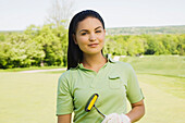 Frau auf dem Golfplatz