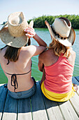 Zwei Frauen auf einem Dock sitzend,Florida,USA