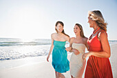 Gruppe von Frauen, die am Strand spazieren gehen,Florida,USA