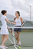 Tennisspieler beim Händeschütteln