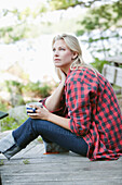 Frau beim Entspannen mit einer Tasse Kaffee, Kahshe Lake, Muskoka, Ontario, Kanada