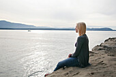 Frau am Strand sitzend,Vancouver,BC,Kanada