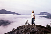 Junge auf Berggipfel stehend Salt Spring Island, B.C., Kanada