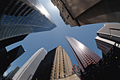 Blick nach oben auf Bürotürme und Himmel Toronto, Ontario, Kanada