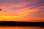 Liard River bei Sonnenuntergang, Blackstone Territorial Park, Nordwest-Territorien, Kanada