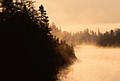 Morgennebel bei White Lake, Lake Superior, Ontario, Kanada