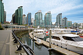Eigentumswohnungen mit Blick auf Coal Harbour, Vancouver, British Columbia, Kanada