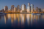 Stadt und Hafen am False Creek in Vancouver, Kanada in der Dämmerung, Vancouver, British Columbia, Kanada