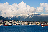 Stadtbild von Vancouver und den Coast Mountains, Vancouver, British Columbia, Kanada