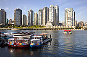 Passagierfähren am False Creek, Granville Island, Vancouver, Kanada, Vancouver, British Columbia, Kanada