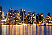 Downtown Vancouver leuchtet in der Dämmerung mit beleuchteten Lichtern über den Coal Harbour vom Stanley Park aus, Vancouver, Kanada, Vancouver, British Columbia, Kanada