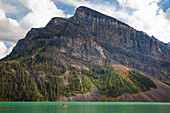 Kanufahren auf dem Lake Louise, Banff National Park, Alberta, Kanada