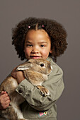 Porträt eines Mädchens mit Kaninchen