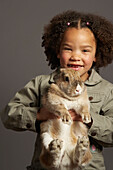 Mädchen hält Kaninchen