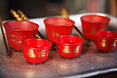 Nahaufnahme von Gerichten in einem buddhistischen Tempel, China