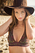 Porträt einer Frau am Strand in Malibu,Kalifornien,USA