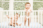 Zwillingsjungen im Kinderbett