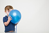 Kleiner Junge spielt mit Luftballon
