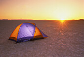 Zelt in der Wüste bei Sonnenuntergang Nevada,USA