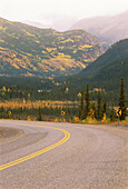 Kurvenreiche Straße und Berge im Herbst