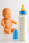 Babypuppe und Babyflasche