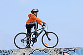 Radfahrer auf Betonmauer