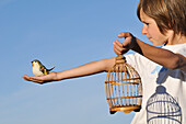 Junge lässt Vogel frei