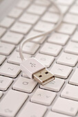 USB-Kabel auf der Tastatur liegend